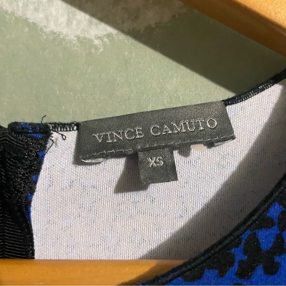 Vince Camuto Geometric Print Short Sleeve Round Neck Tee Shirt Blue Black - Picture 8 of 9